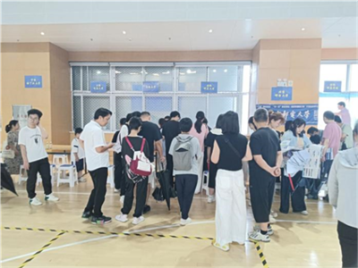 暖光護航志愿路 青春力行助遠航——合肥一中瑤海校區(qū)高一(65)班學生化身志愿使者服務高招盛會